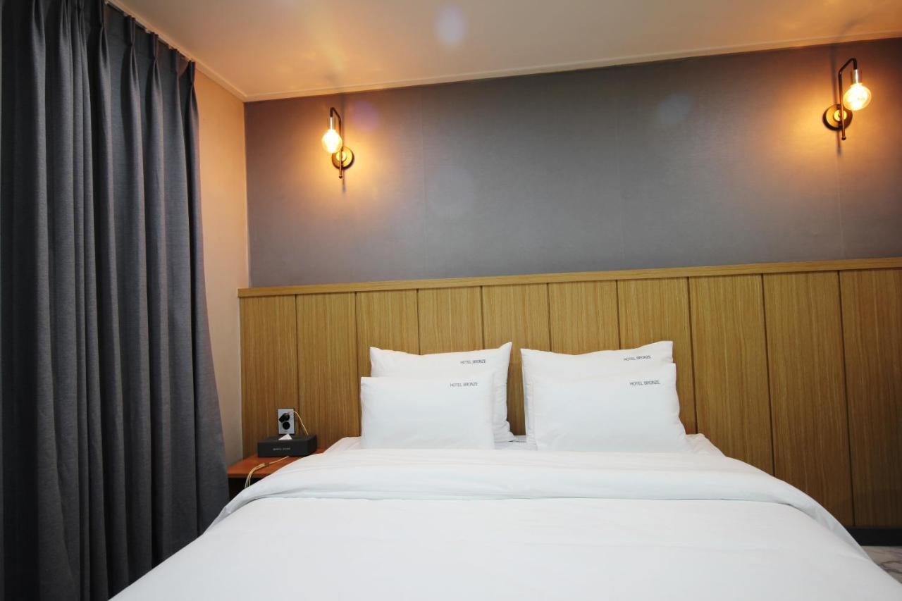 Bronze Hotel تَنوان المظهر الخارجي الصورة