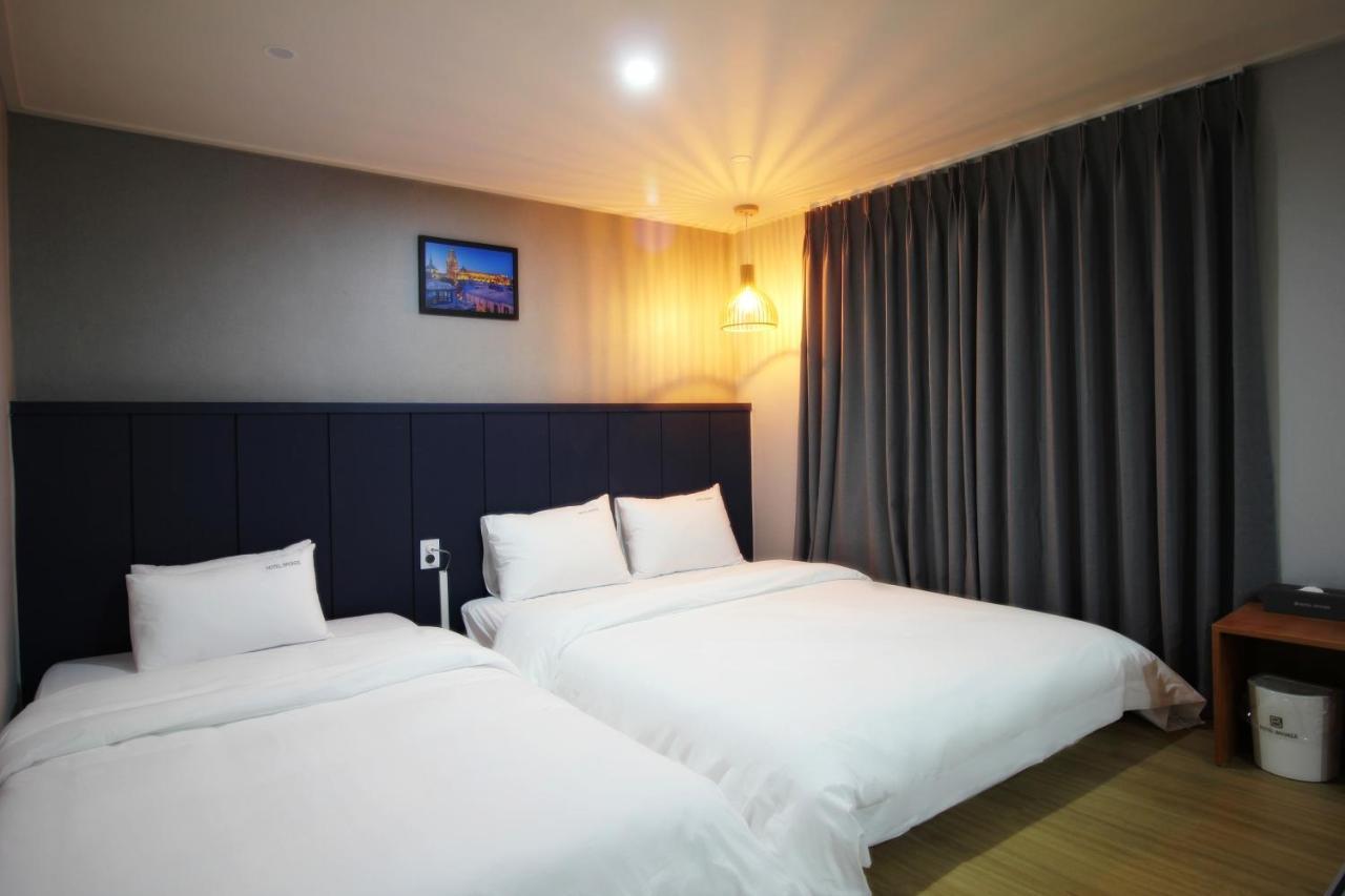 Bronze Hotel تَنوان المظهر الخارجي الصورة